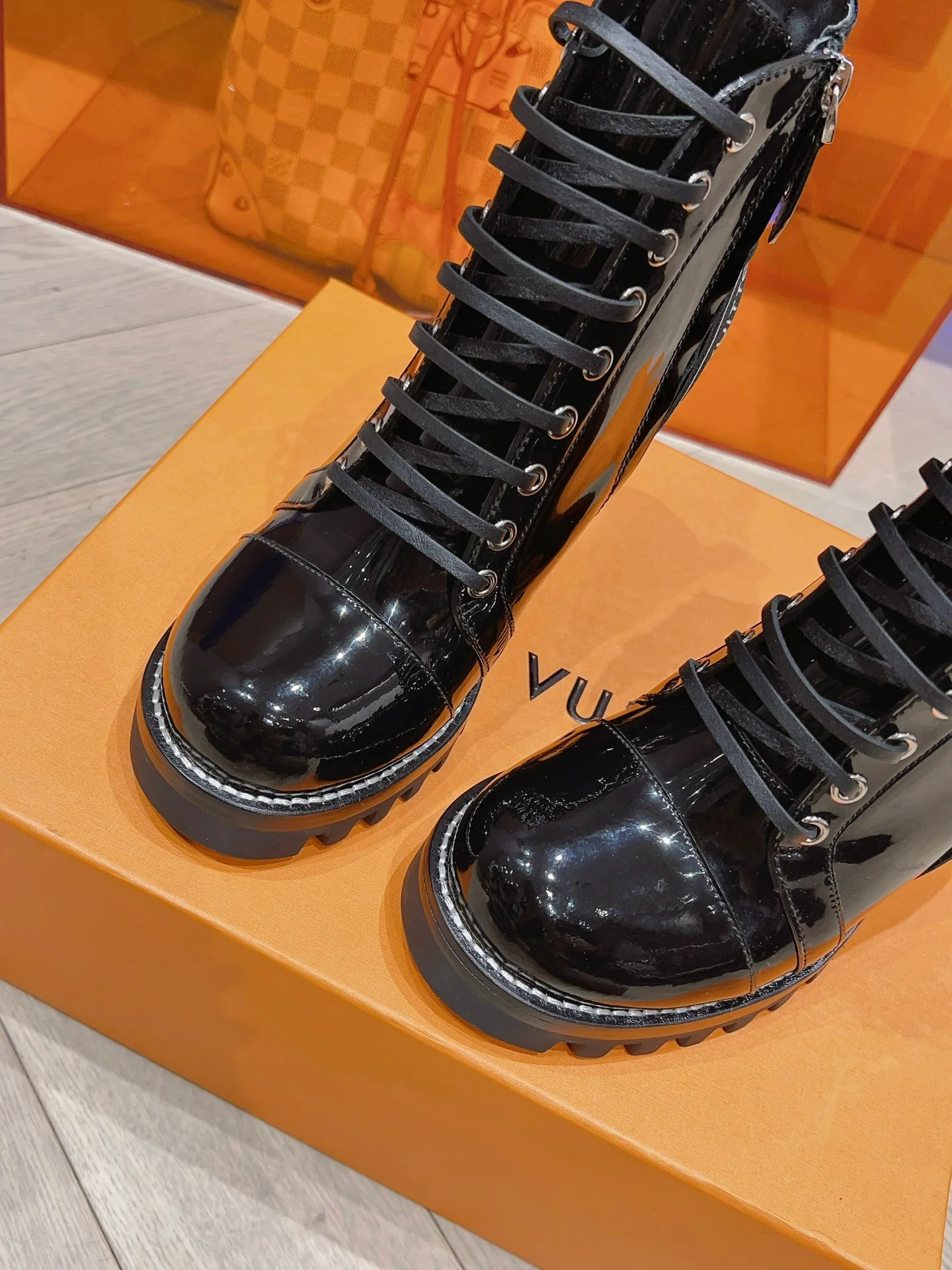 LV - Новинка сезона осень/зима 2023 - Ботильоны на высоком каблуке - Лакированная кожа, черные - Модель 2