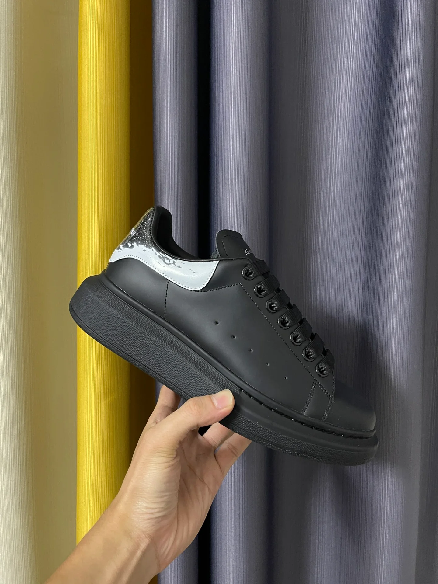 Классические белые кроссовки McQueen - унисекс - черный каблук с блестками и граффити.