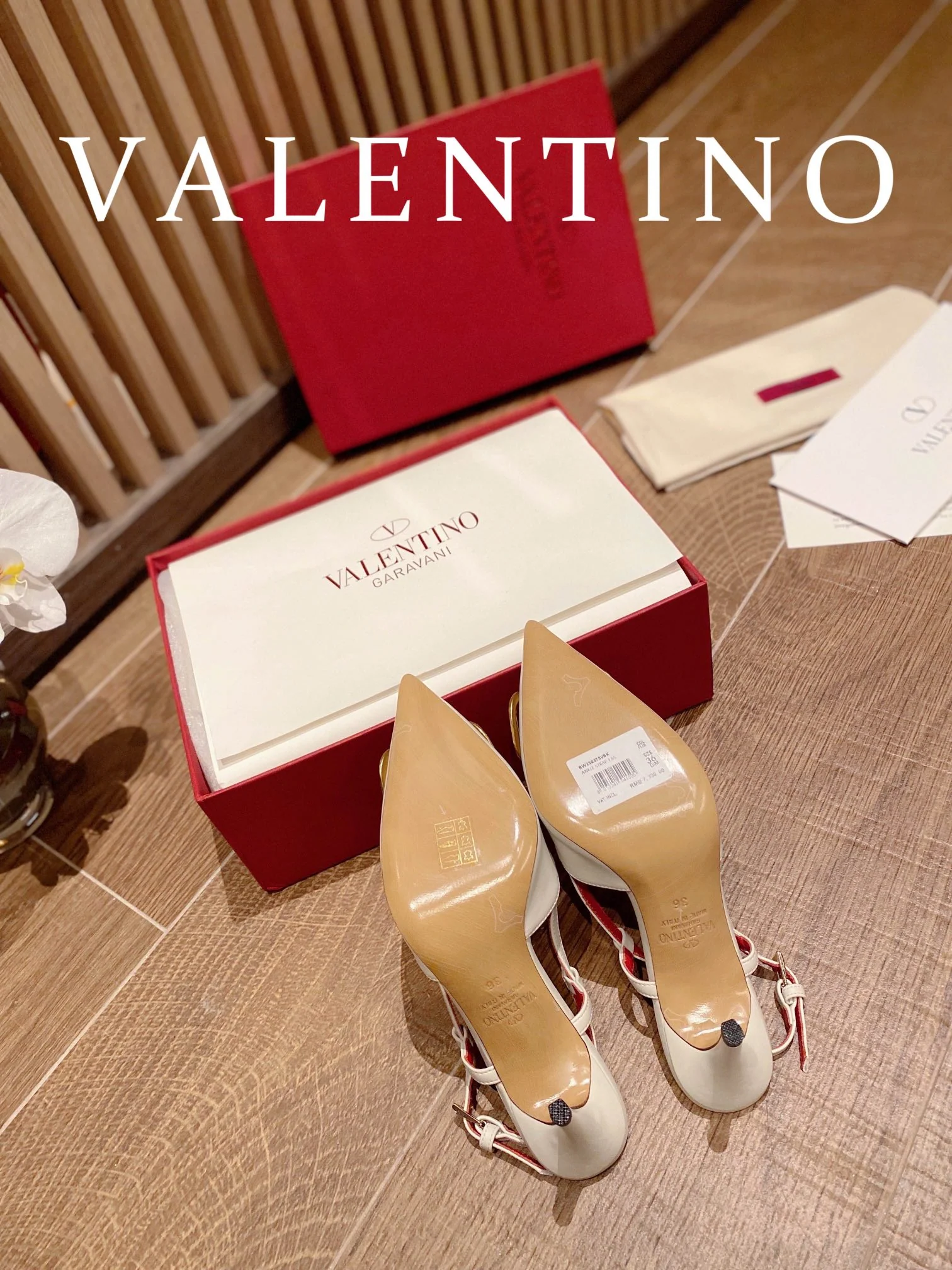 Туфли Valentino на каблуке с V-образной пряжкой из бронзы и открытой пяткой - белые