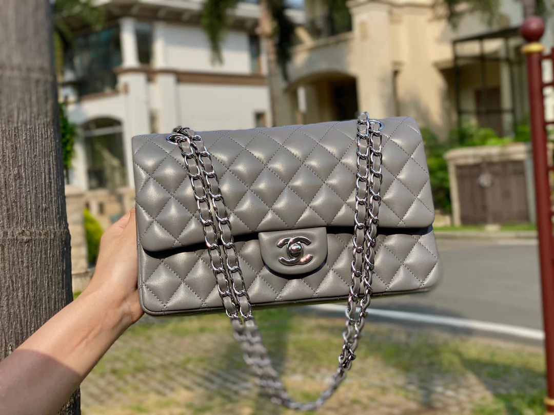 Классическая сумка Chanel из овечьей кожи CF — элегантный серый цвет с серебряными пряжками — 25 см