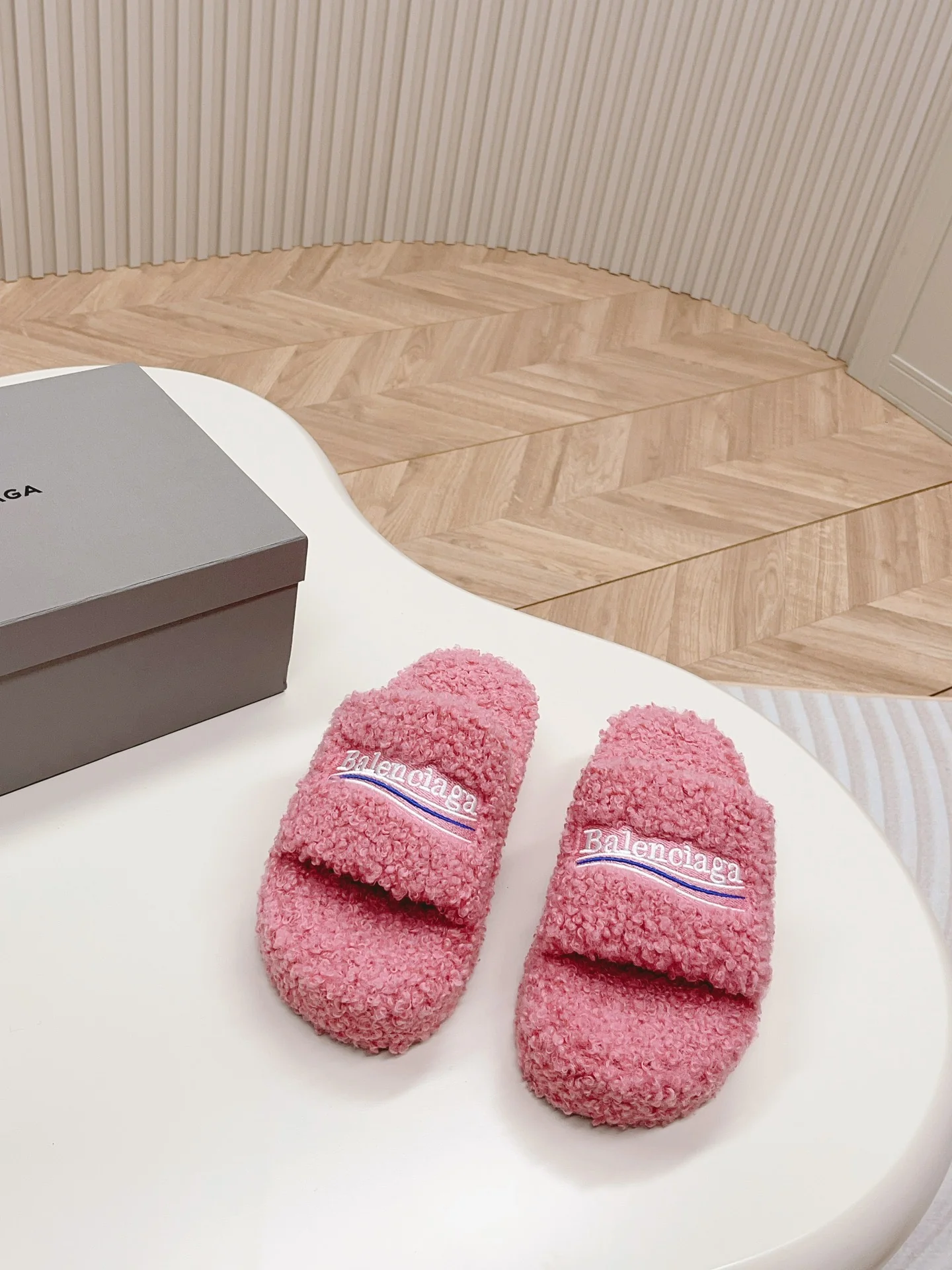 Новинка Balenciaga 2023 года - Меховые тапочки на платформе - Серые - 1