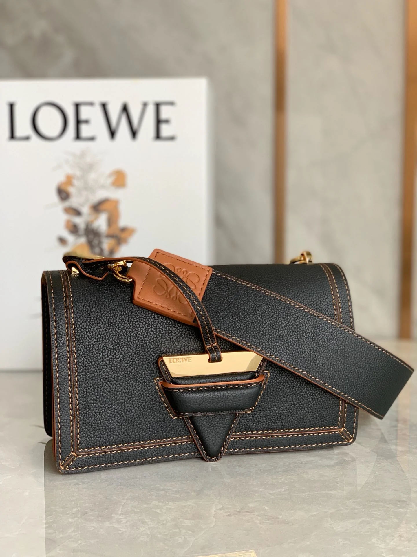 Треугольная сумка Loewe - мягкая зернистая телячья кожа - 1 шт.