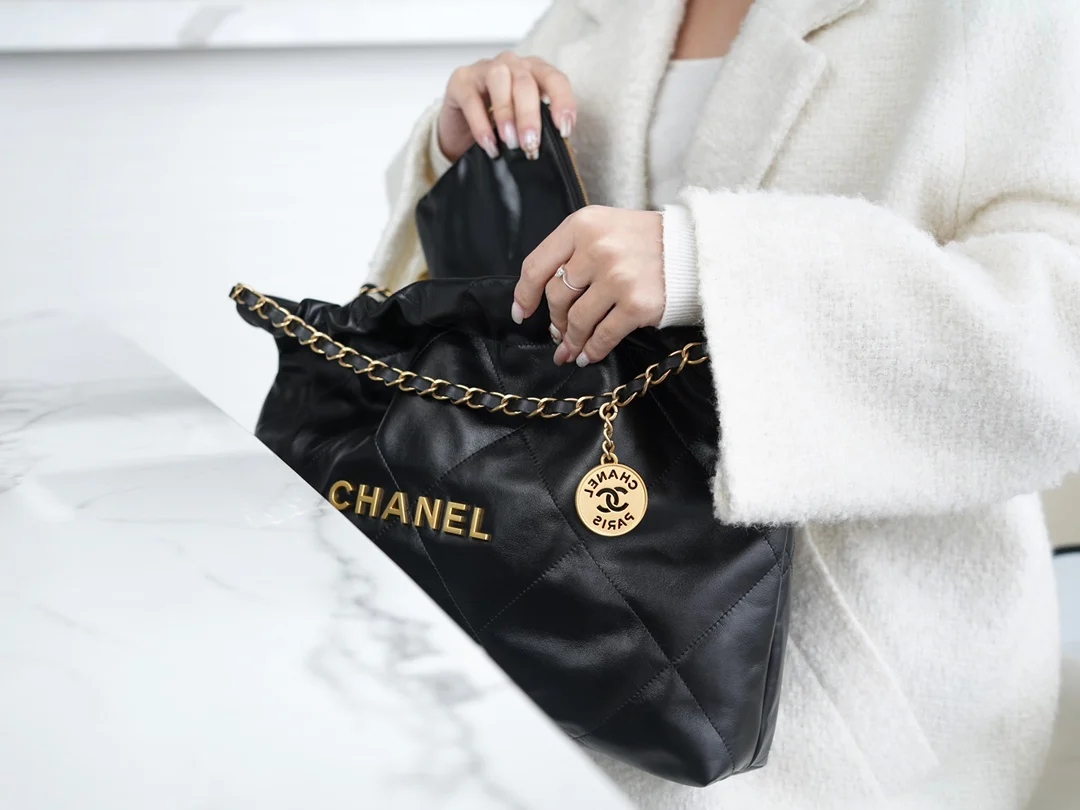 Сумка Chanel No. 22 — горизонтальный дизайн — черно-золотая