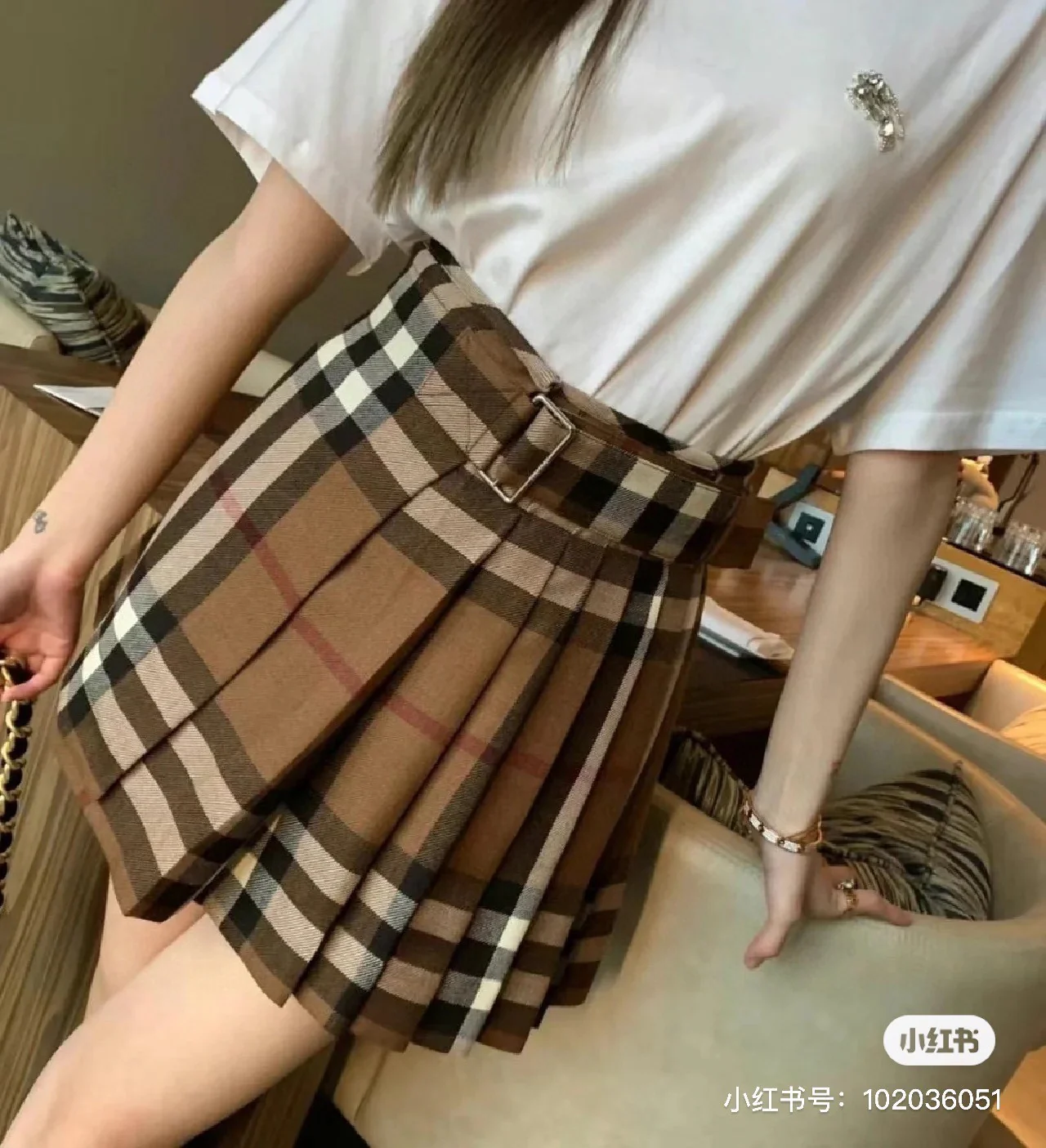 Burberry - 2403 - Новинка начала весны: клетчатая плиссированная мини-юбка с поясом.