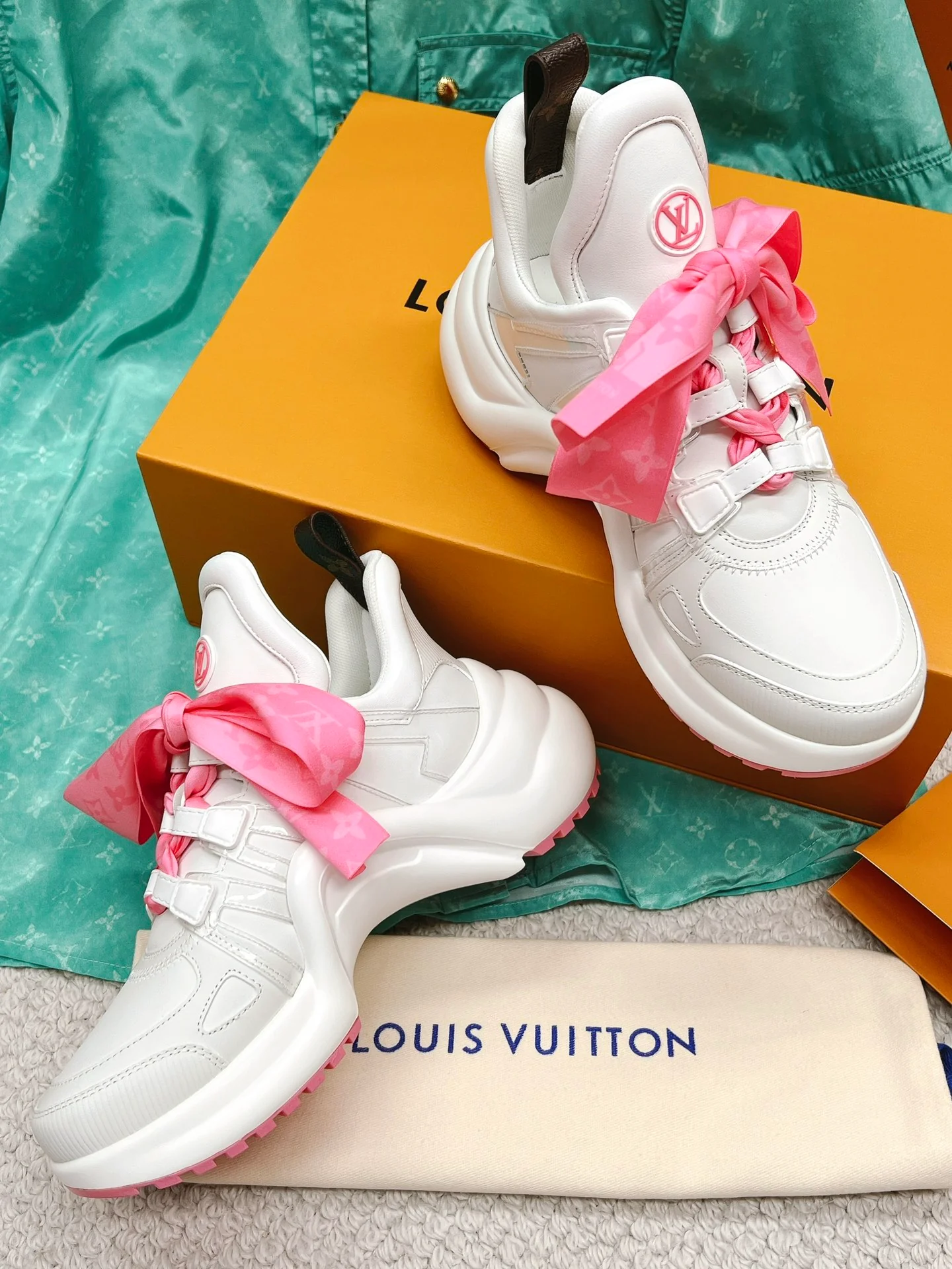 Новые поступления LV Archlight - массивные кроссовки на шнуровке с бабочками - розовые на шнуровке