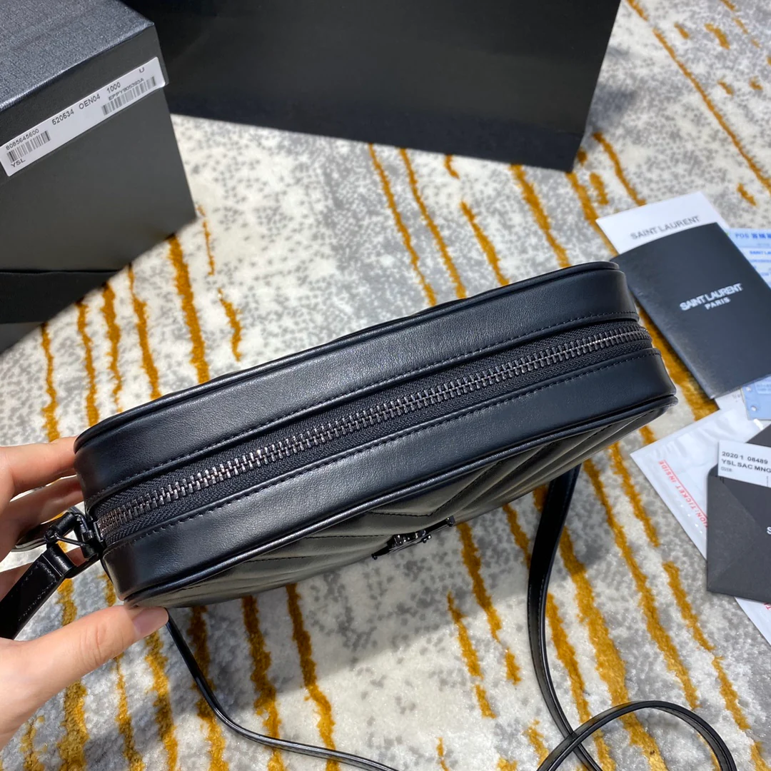 Фотосумка YSL Lou Bag — черная с черной пряжкой.