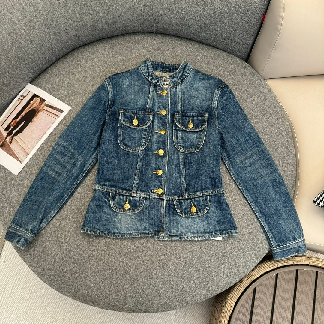 Celine Весна/Лето 2024: Новая короткая джинсовая куртка с воротником-стойкой и зауженной талией.