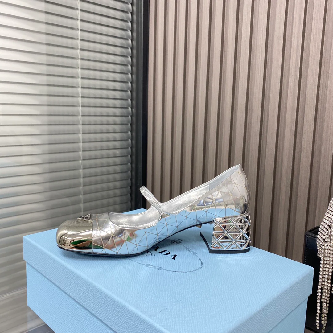 Новинка сезона весна/лето 2022 от Prada - туфли Мэри Джейн