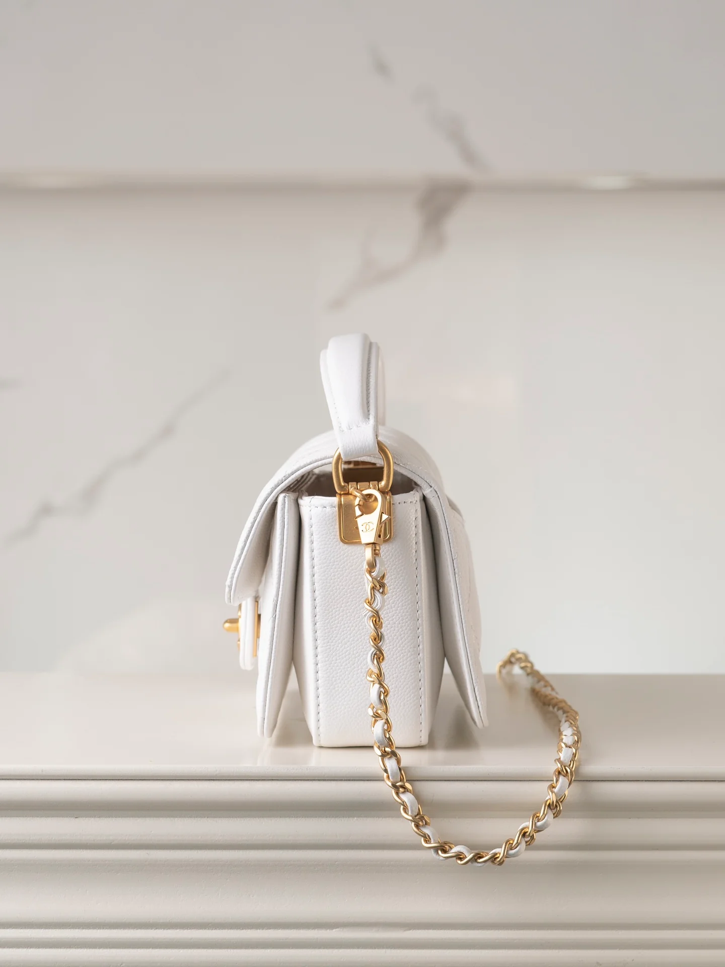 Мини-сумочка Chanel с ручкой и клапаном, белая.