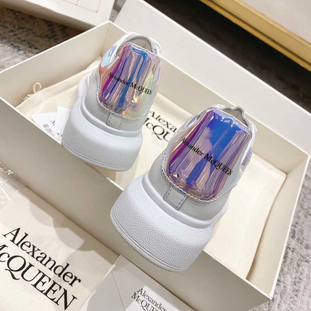 Классические белые кроссовки McQueen с зеркальной подошвой и розовым