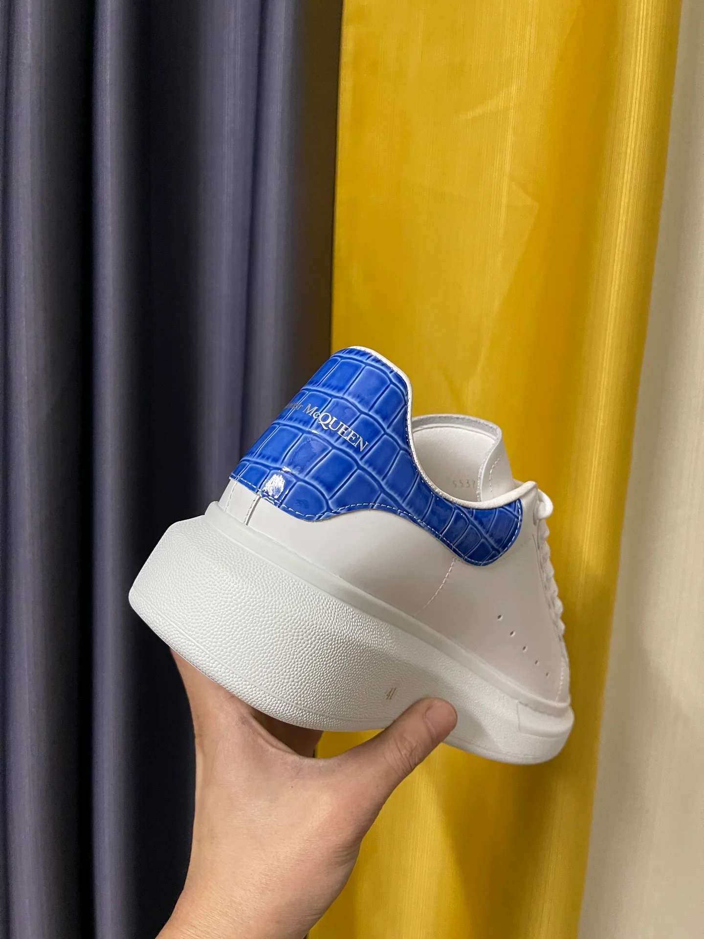 McQueen - Классические белые кроссовки - Узор ?Синий камень?