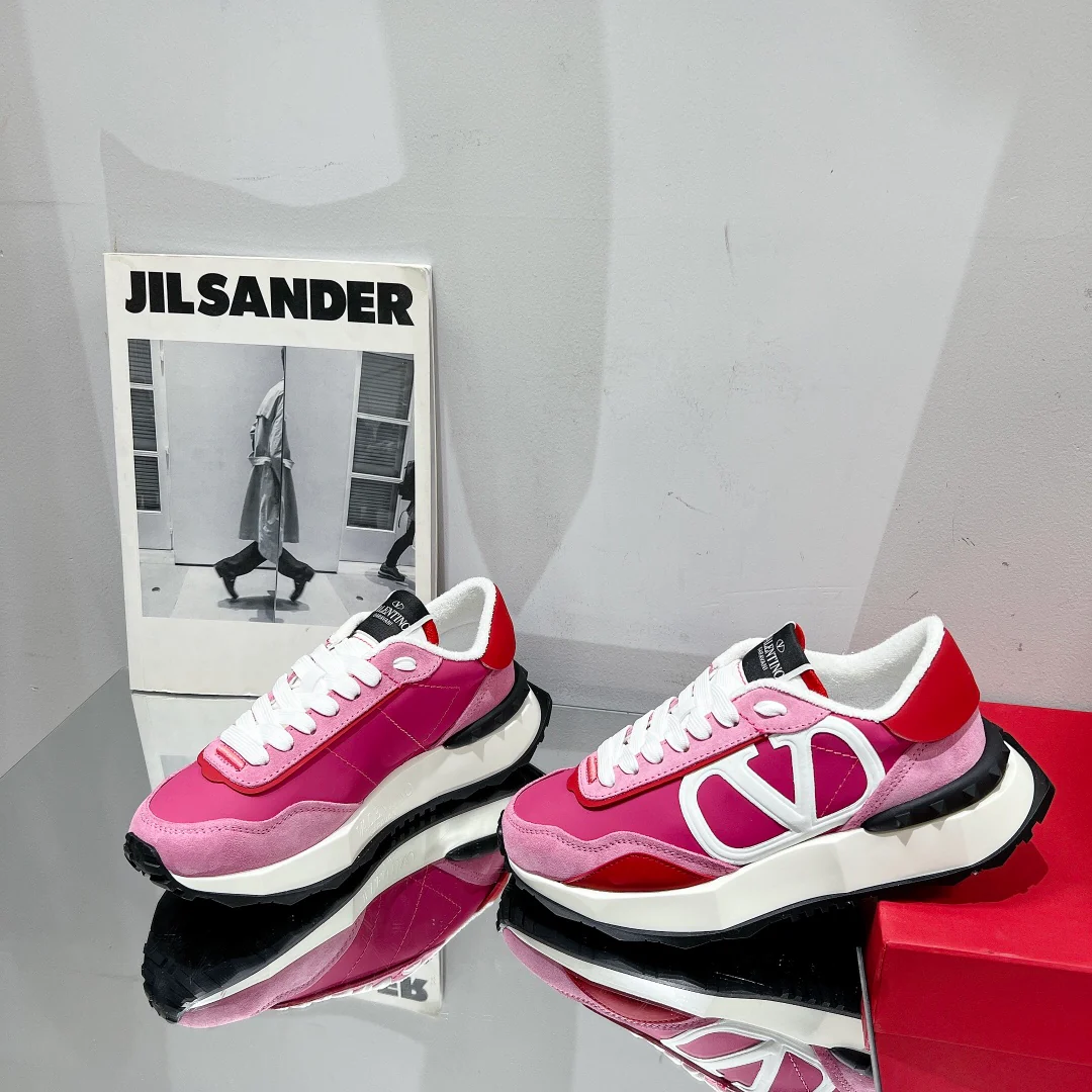 Новинка сезона весна/лето 2022 от Valentino - Кроссовки из шелковой кожи - Унисекс - Розовые