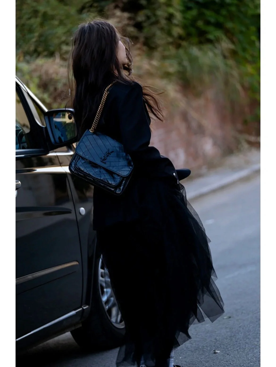 Часы YSL Niki Baby 28 см, кожаные, черные, с золотой цепочкой — на фото.