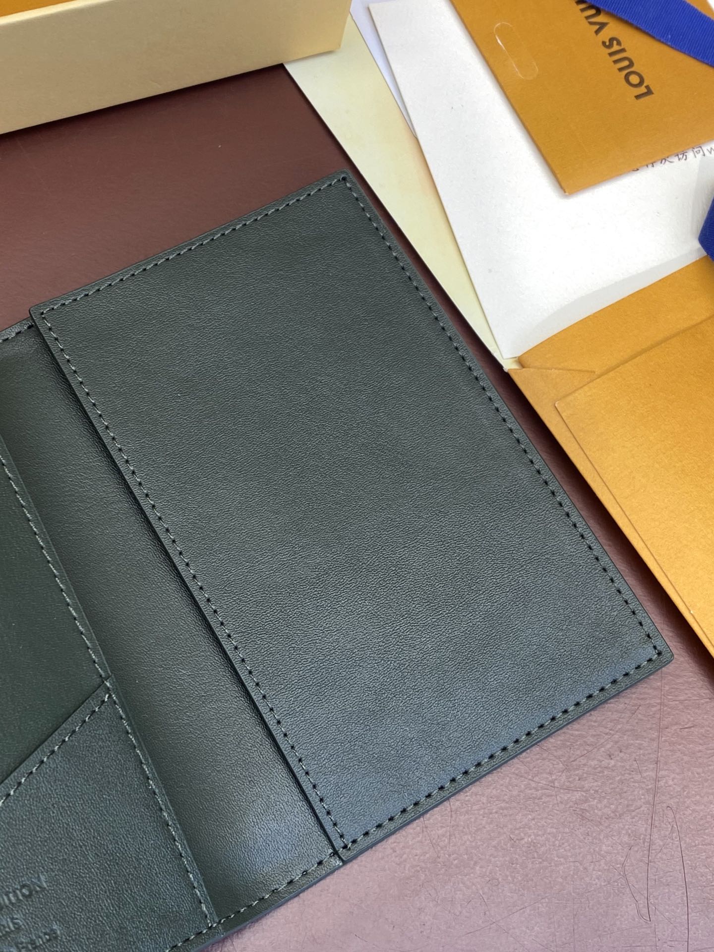 LV-n85943 — Улучшенная обложка для паспорта с рисунком страуса