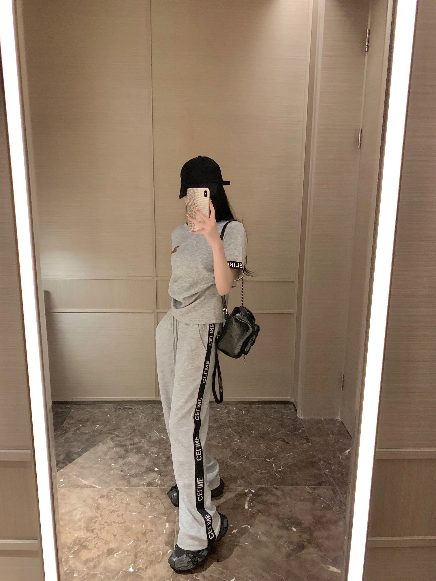 Комплект Celine-2403: футболка с коротким рукавом и повседневные брюки с тисненым узором ?Триумфальная арка? — серый.