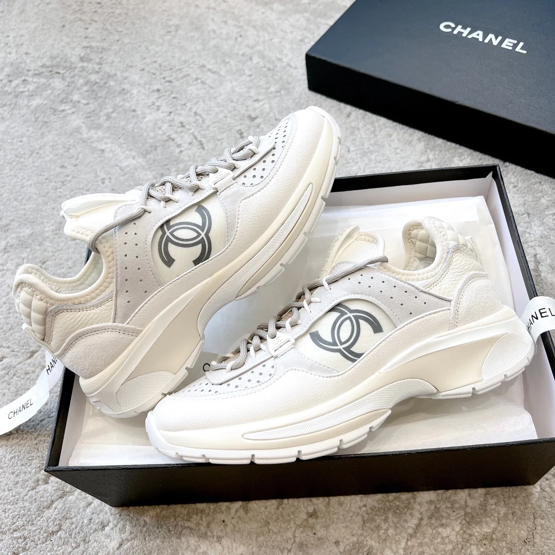 Новые поступления коллекции Chanel Весна/Лето 2023 - Кроссовки - Белые - 1