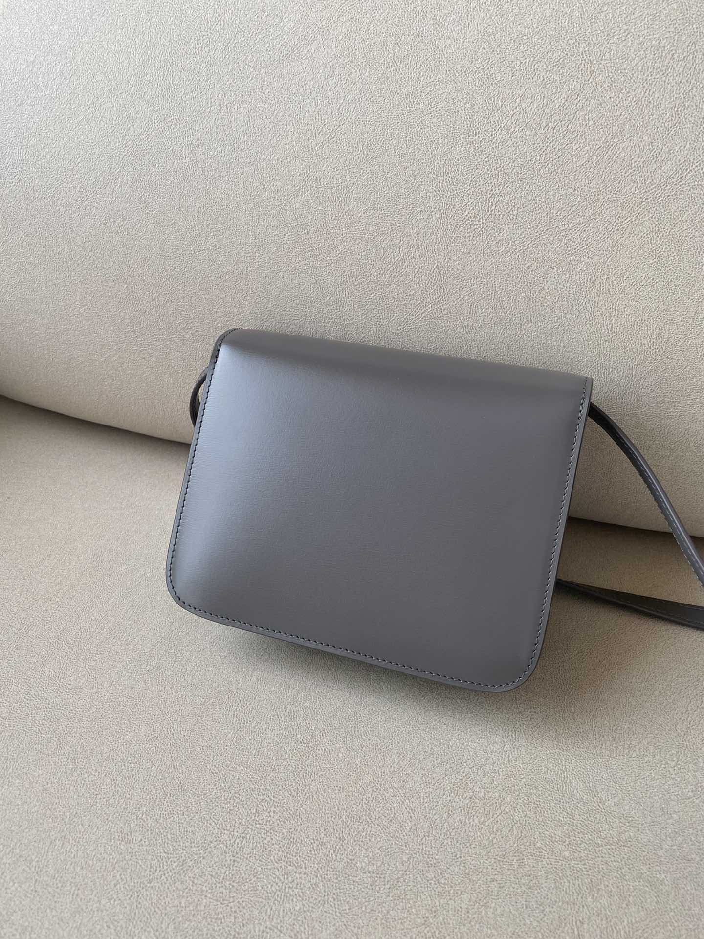 Сумка Celine Box-Ten из полированной телячьей кожи светло-серого цвета.