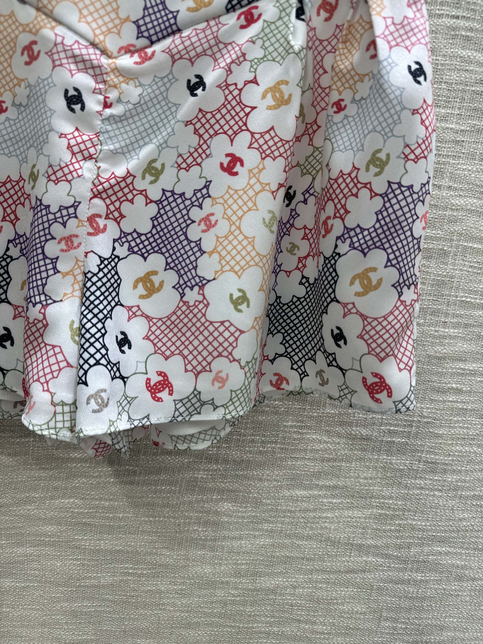 Chanel 2403 - Красочные шорты с двойной буквой С и камелией