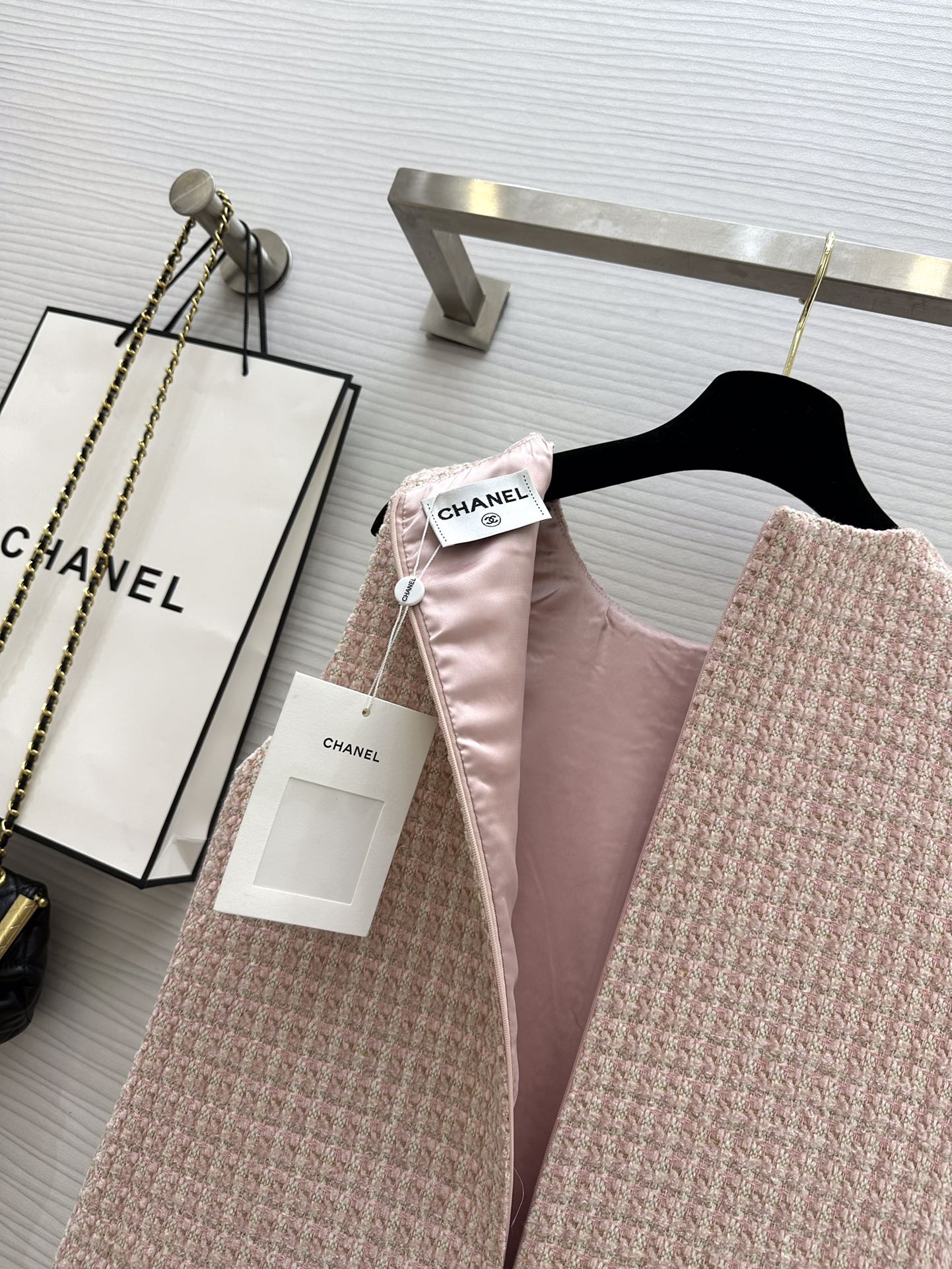 Chanel - 2403-24 Ранняя весна. Новый стиль. Классическое тканое платье с круглым вырезом в девичьем стиле.