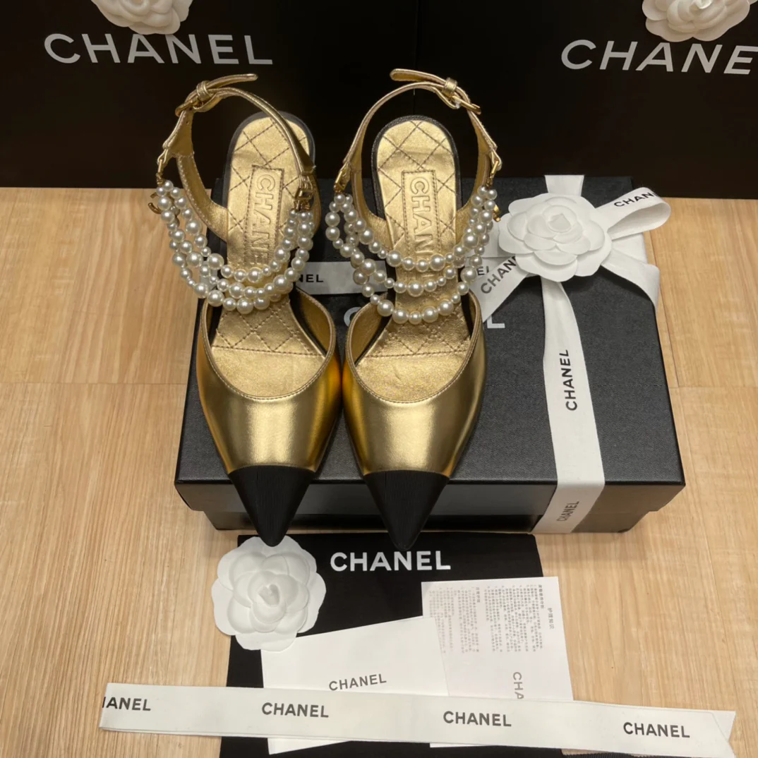 Chanel - Босоножки на шпильке, вышитые жемчугом