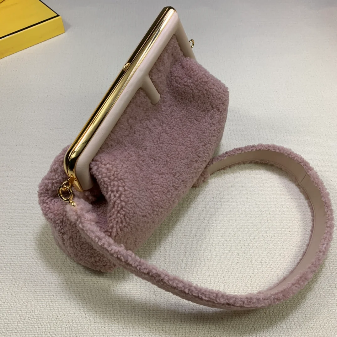 Средняя розовая шерстяная сумка Fendi-first