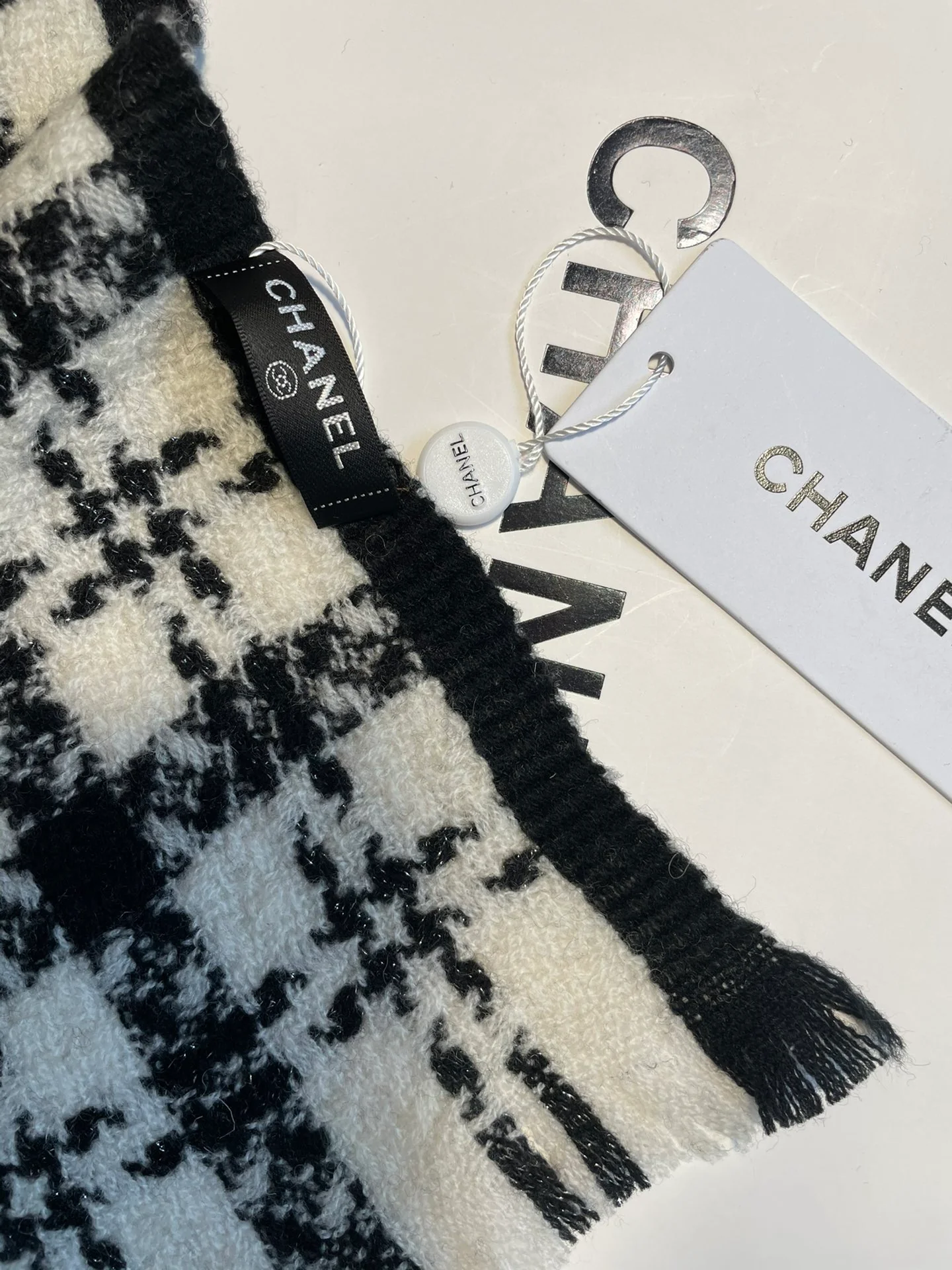 Шарф Chanel из камвольной кашемировой шерсти с двойной перекрестной клеткой, акценты из серебряной нити, 80% овечья шерсть, 20% кашемир, длина 38 см (180 см).