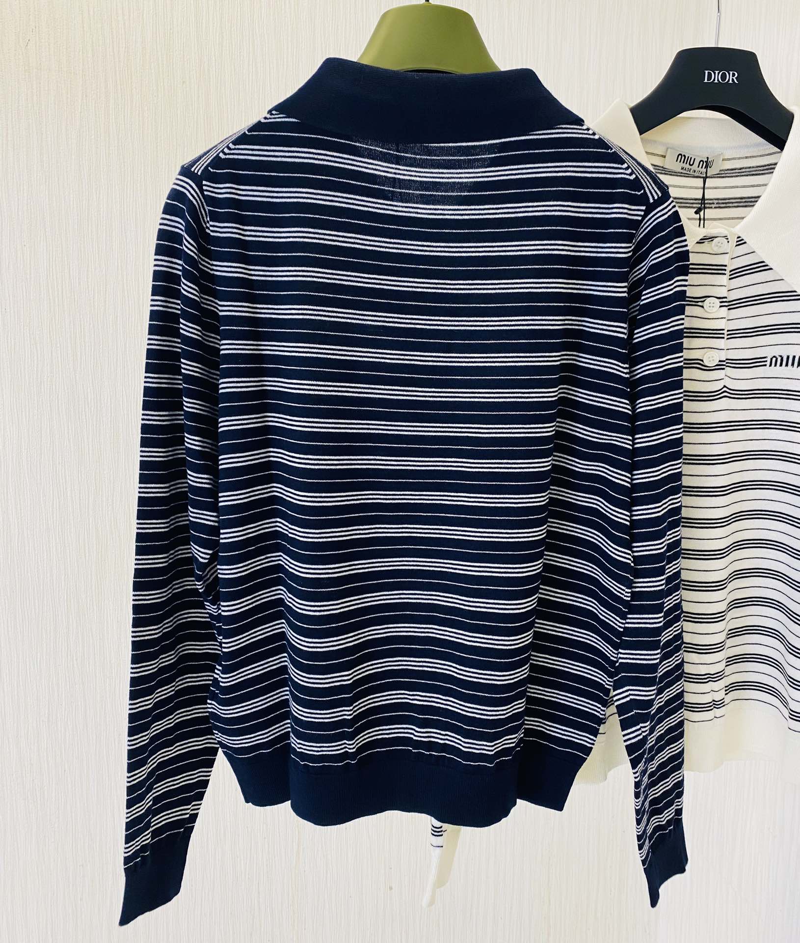 Miu Miu - 2404 - Новинка ранней весны. Вязаный свитер с длинными рукавами и воротником - темно-синий.