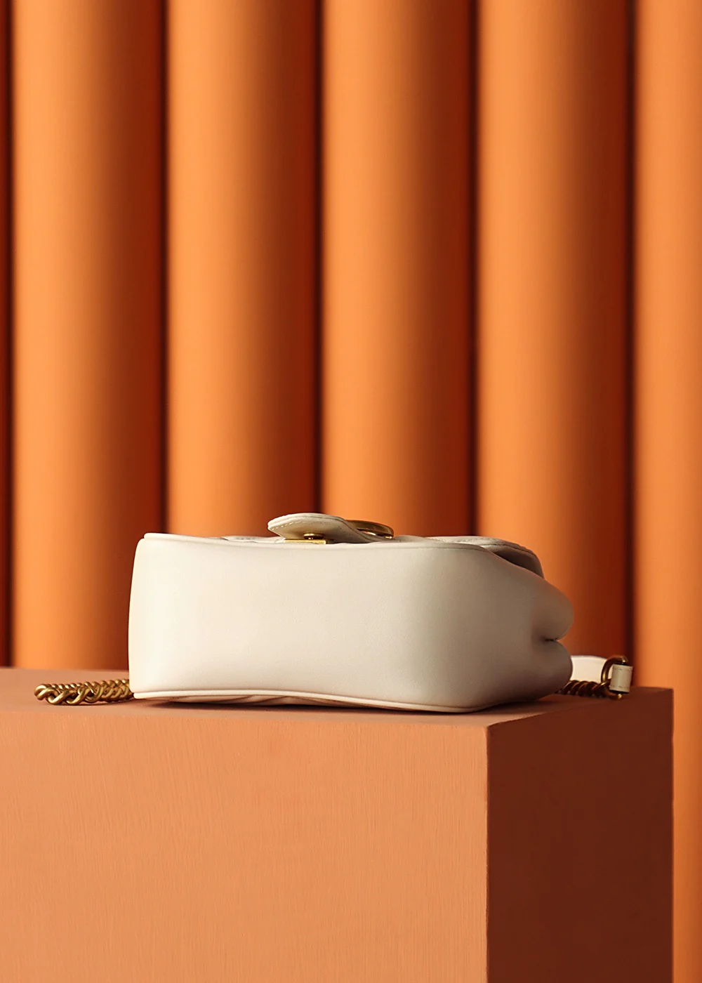 Новинка 2023 года от Gucci - Квадратная сумка-мешок серии GG Marmont - Белая