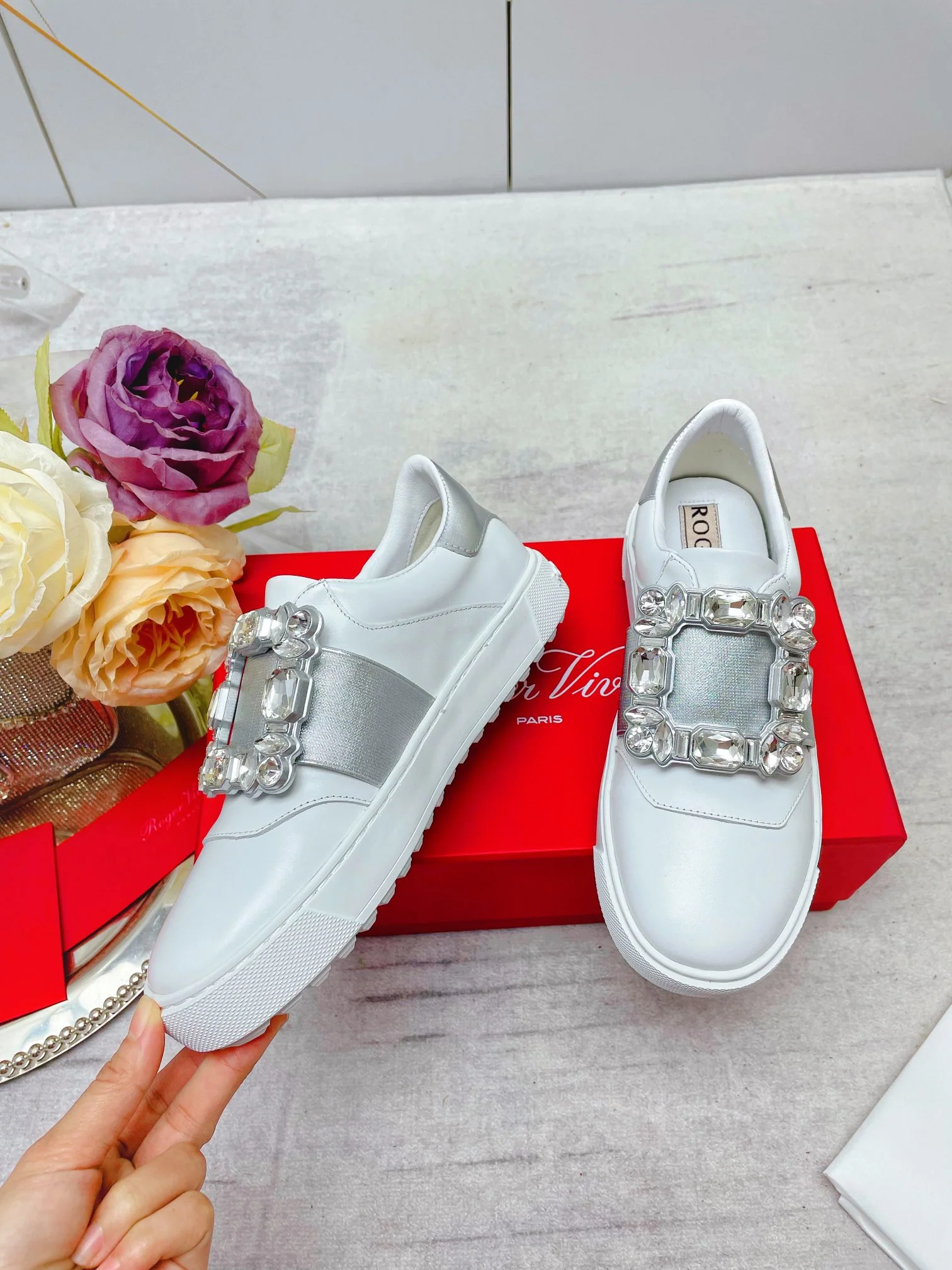 Обувь RV - Новинка весны/лета 2023 - Кожаные кроссовки с пряжкой и стразами / Белые кроссовки