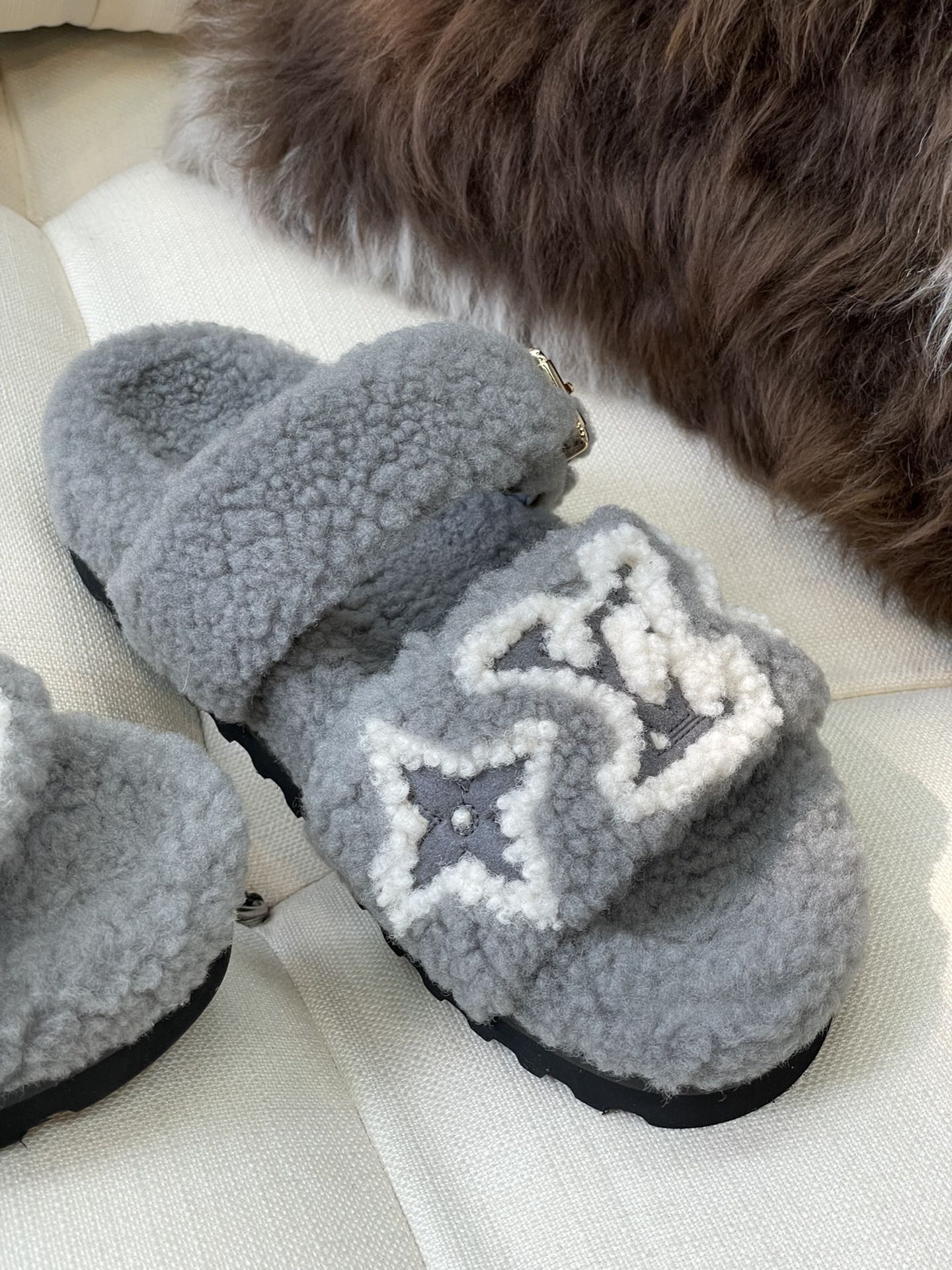 LV - Новинка сезона осень/зима 2022 - Тапочки из овечьей шерсти