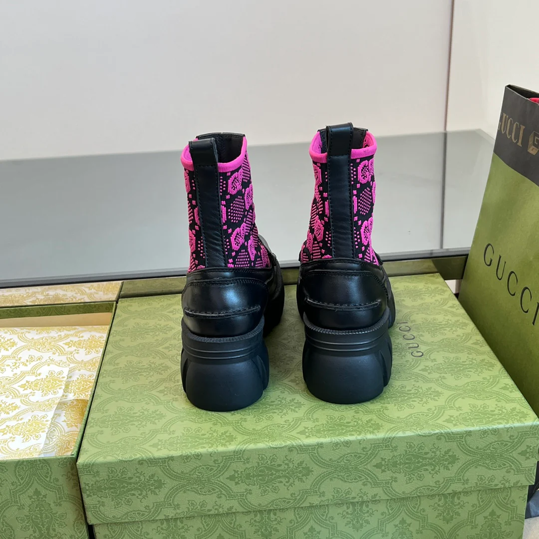 Новинка сезона осень/зима 2022 от Gucci - Ботинки челси - Черно-фиолетовые