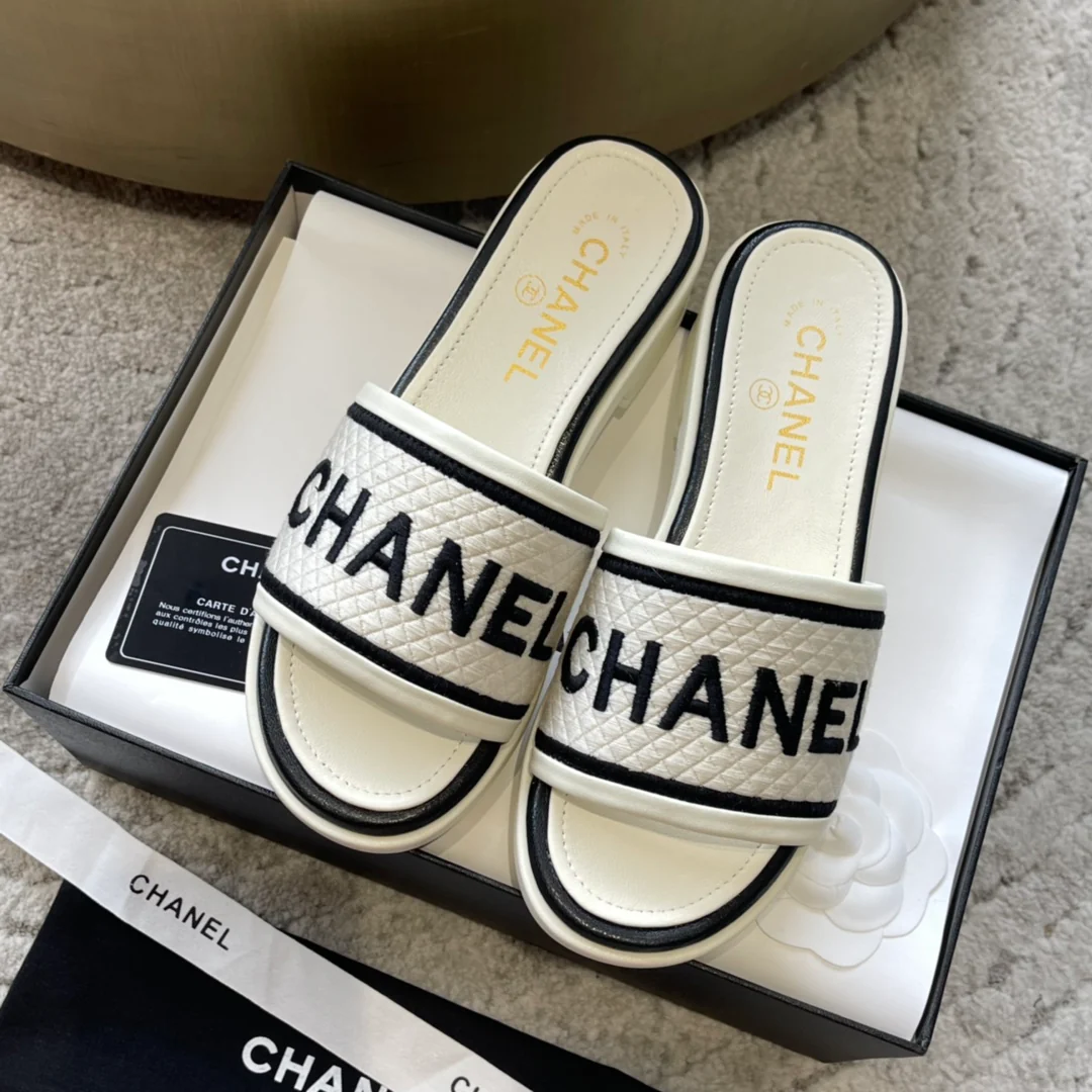 Новинка сезона весна/лето 2023 от Chanel - Плетеные тапочки - Белые - 1