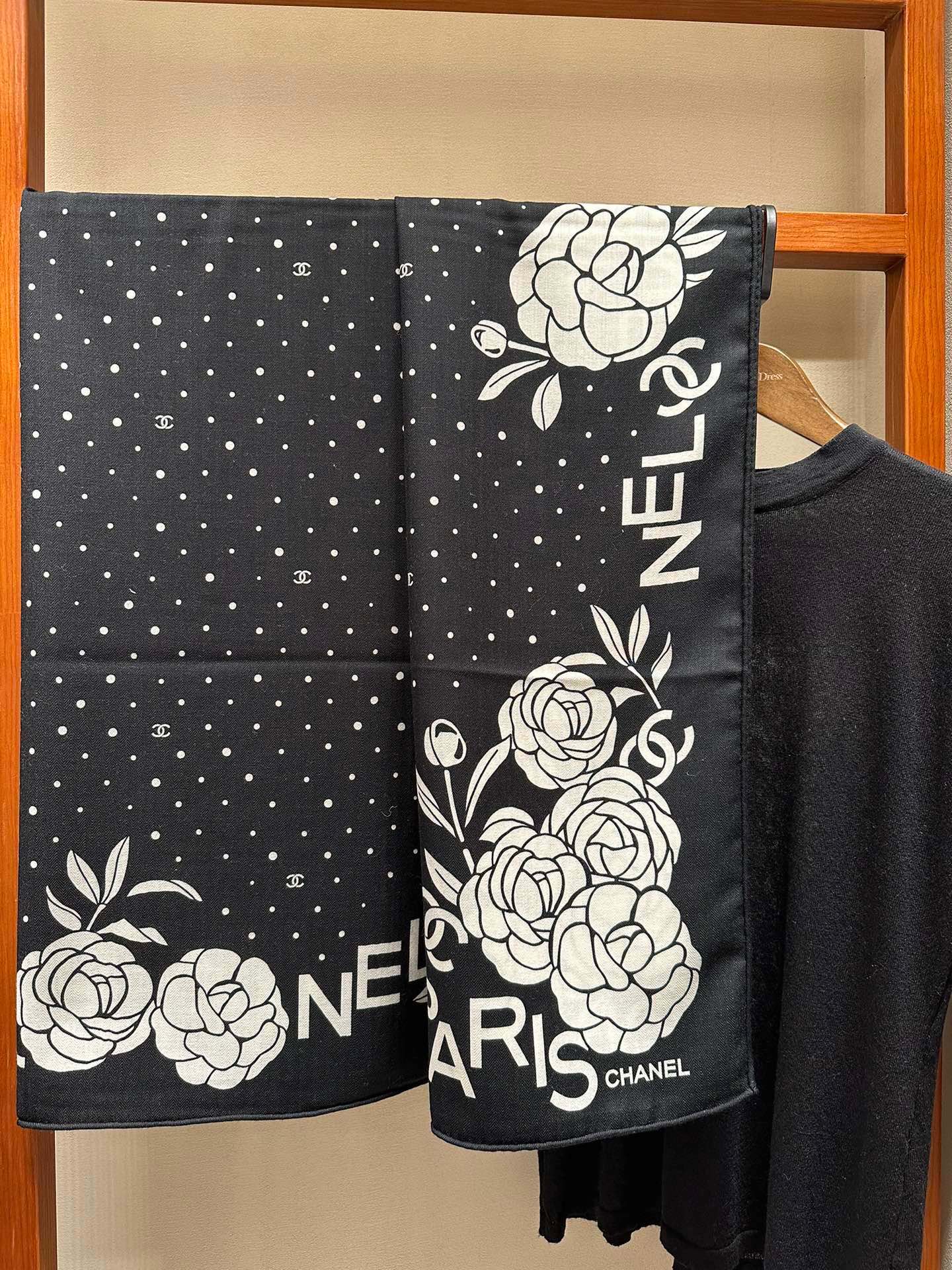 Шарф Chanel 2024 с отделкой из камелий - 140-140