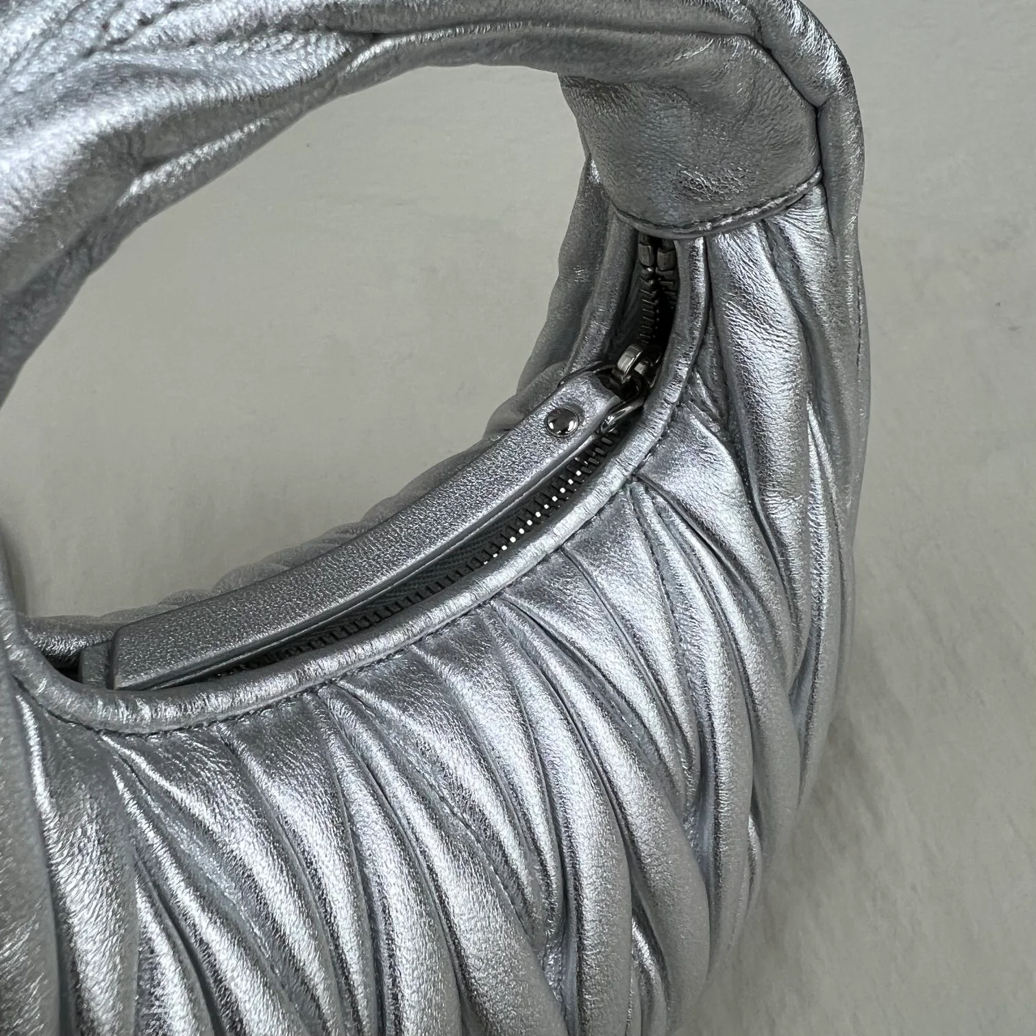 Сумочка Miu Miu Wander, миниатюрная, из овечьей кожи, серебристая.