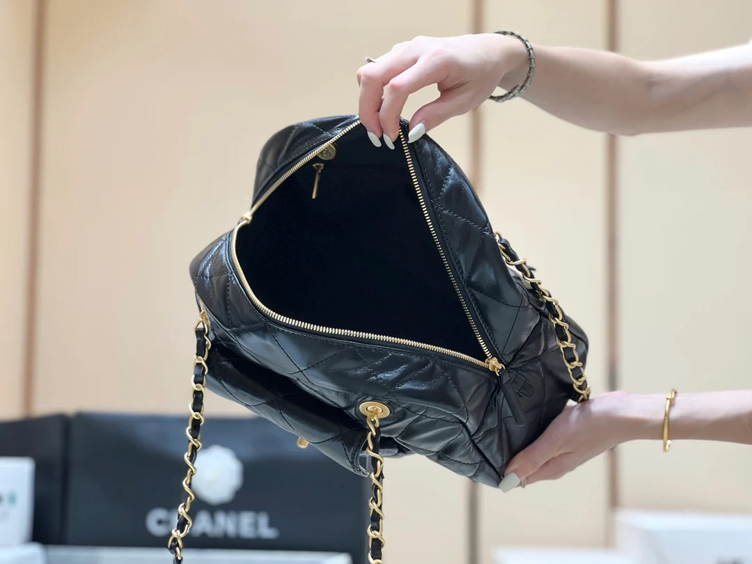 Маленькая сумка-боулинг Chanel 24a - черная