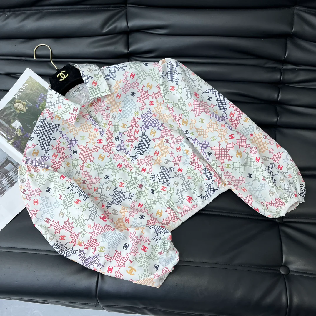 Chanel - 2403-24 Новинка: Стильная короткая куртка на молнии с принтом