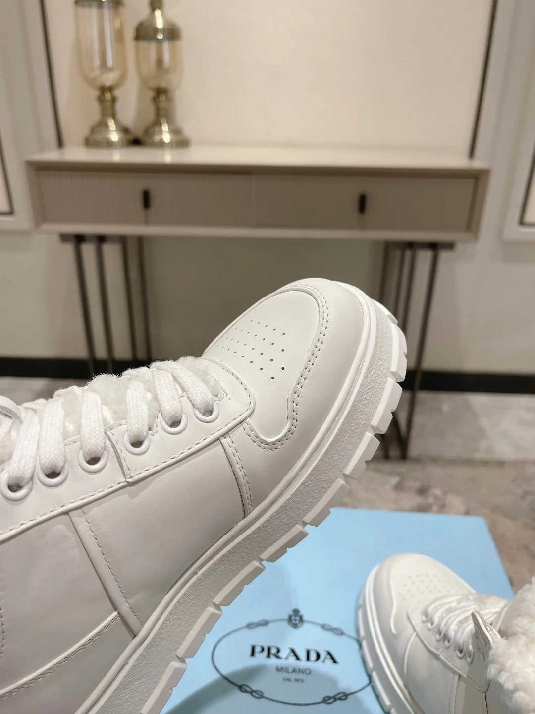 Повседневные туфли Prada 2024 средней высоты - белые