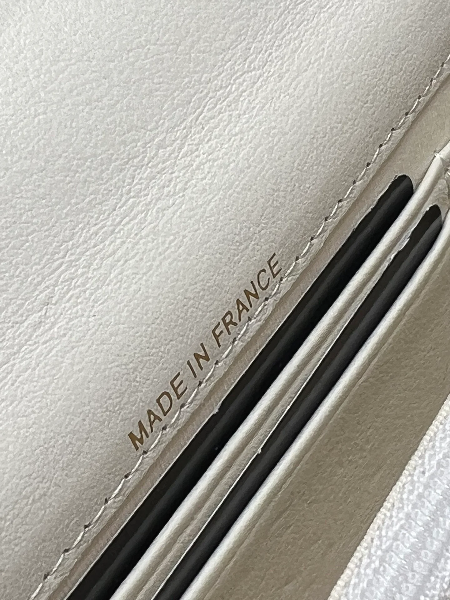 Коллекция Chanel Весна/Лето 2023 - Подвесной телефон-гармошка - WOC - Кожа с зернистой текстурой ?Личи? - 196nk4