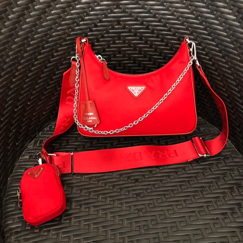 Сумка-хобо Prada, нейлон, красная.