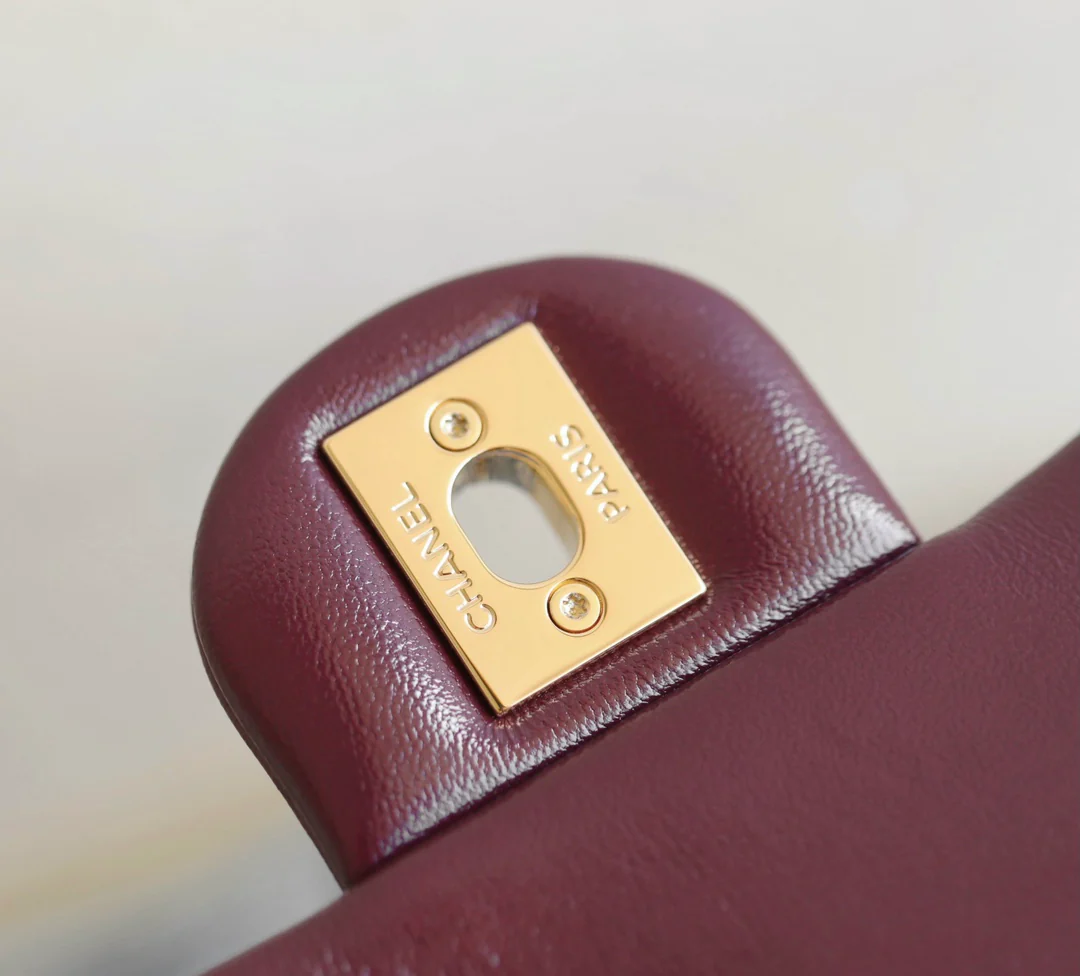 Маленькая бордовая сумочка Chanel с клапаном и привинчивающейся ручкой.