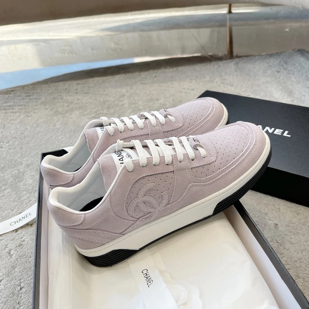 Новинка сезона весна/лето 2023 от Chanel - Кроссовки из телячьей кожи - Телесно-фиолетовые