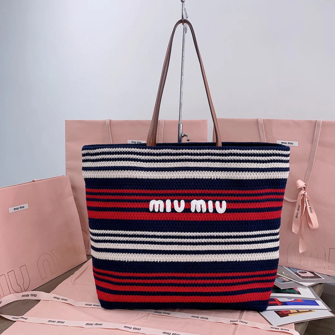 Сумка-шоппер Miu Miu из хлопковой нити, сотканной из соломы.