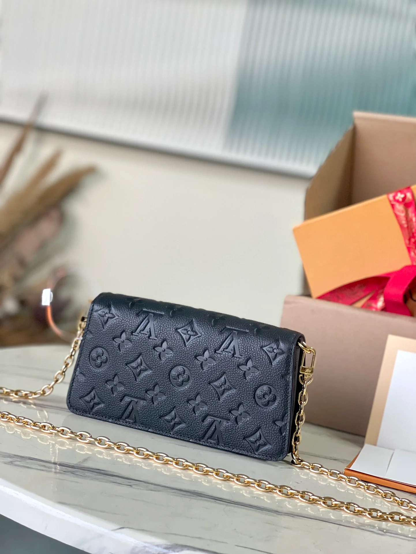 m82637-LV-кошелек-на-цепочке-metis-сумка-кроссбоди-черная тисненая кожа