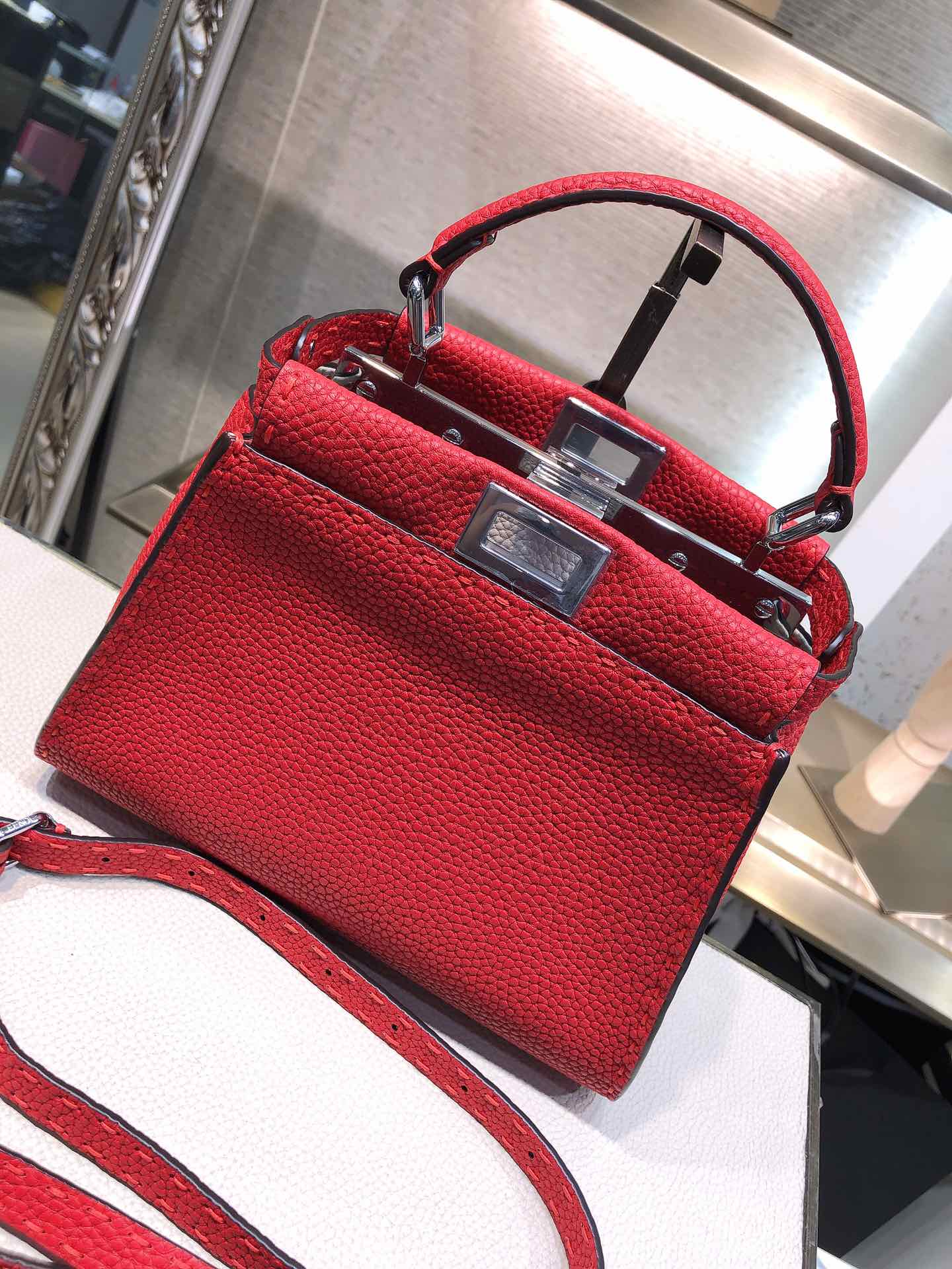Красная мини-сумка Fendi Peekaboo Selleria
