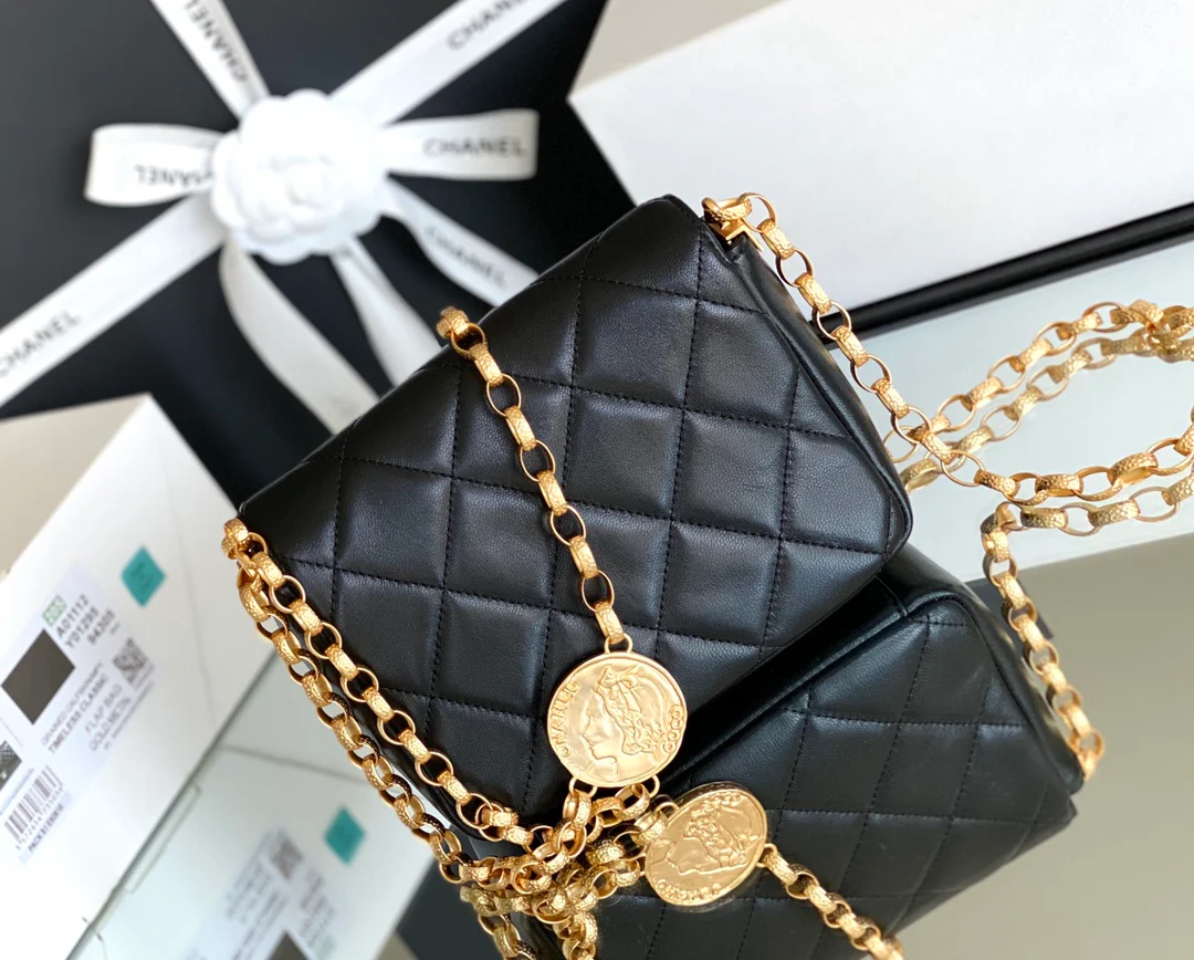 Chanel - Винтажная золотая сумка с клапаном и цепочкой из золотых монет