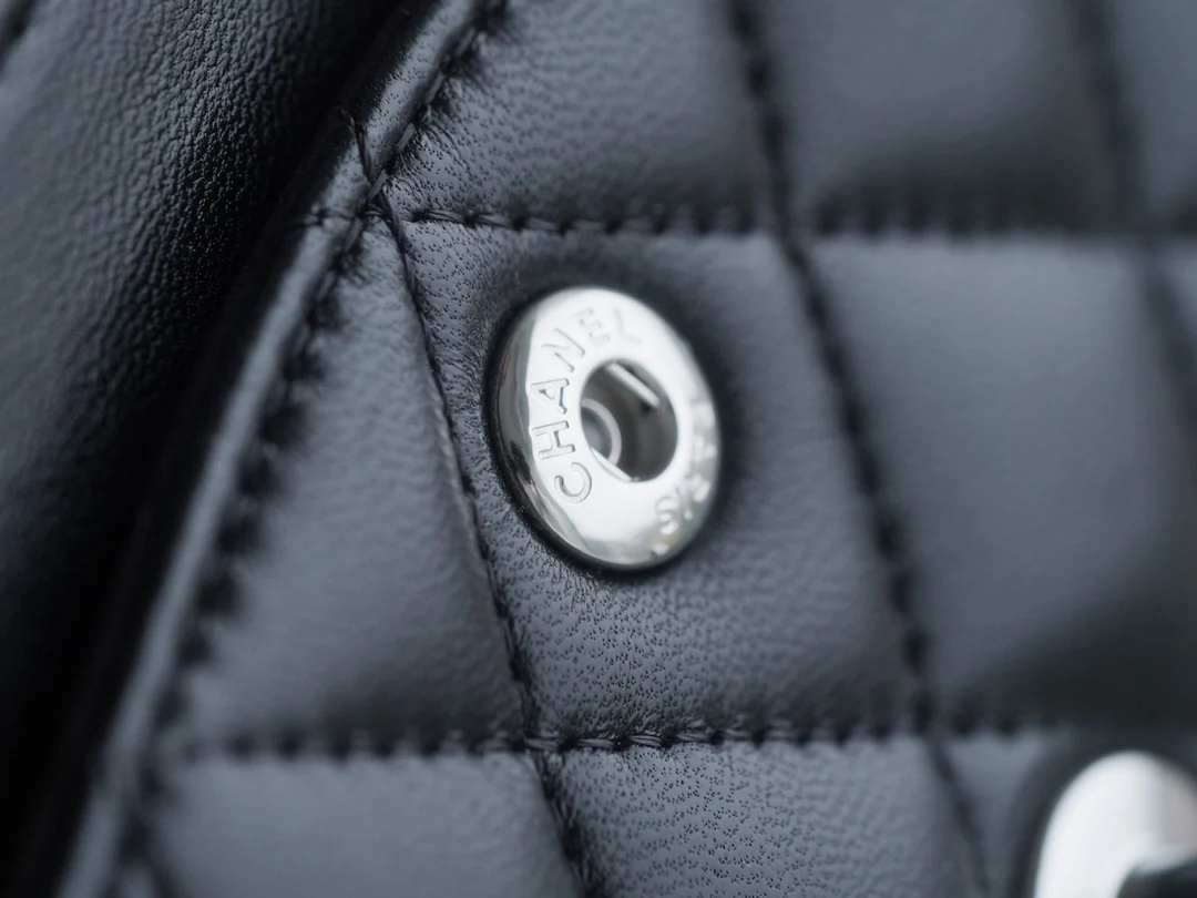 Сумка Chanel CF Medium - 23 см - из черной овечьей кожи с серебряной пряжкой - CF23