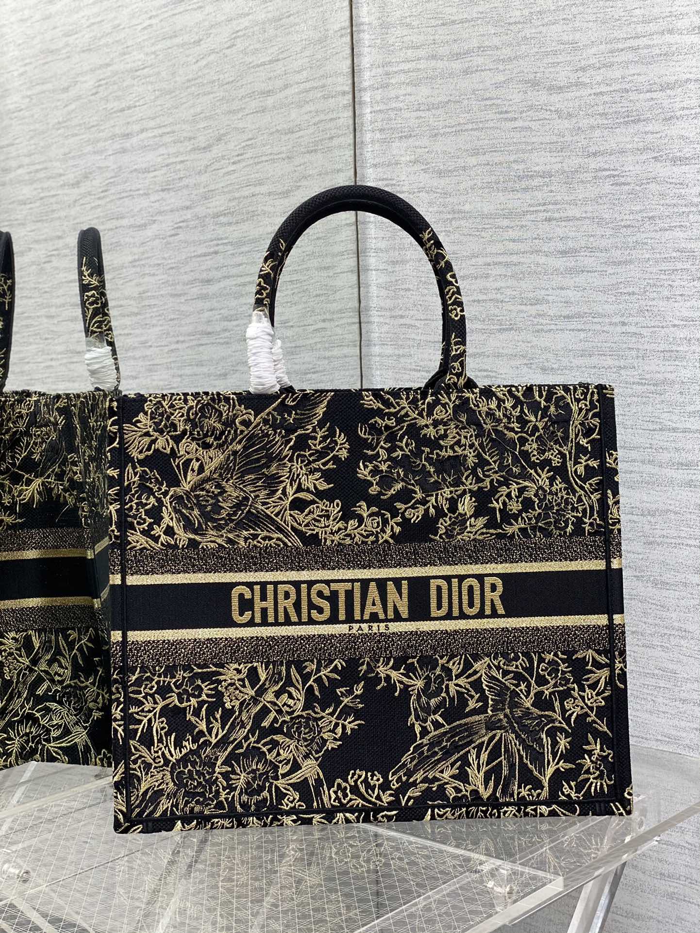 Сумка Dior Booktote с вышивкой — серия ?Золотая нить? — 42x18x35 см