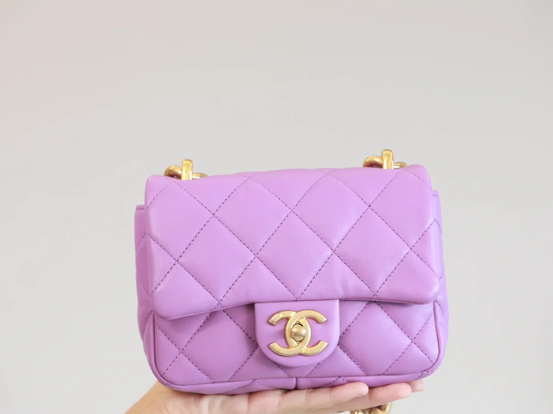 Винтажная сумка-мессенджер Chanel под мышкой - 2 шт.