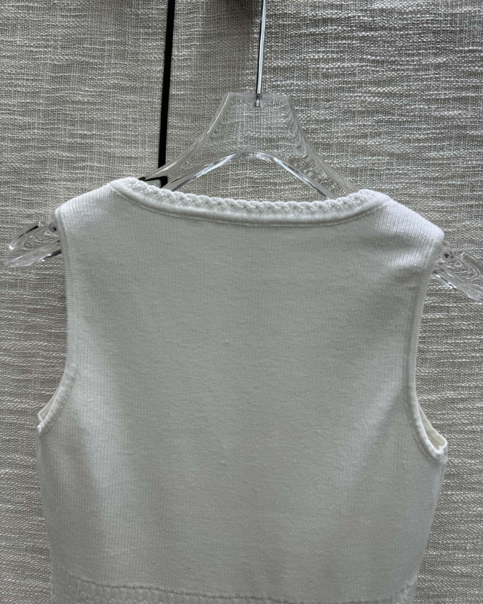 Вязаный жилет Chanel 2403 с V-образным вырезом - белый