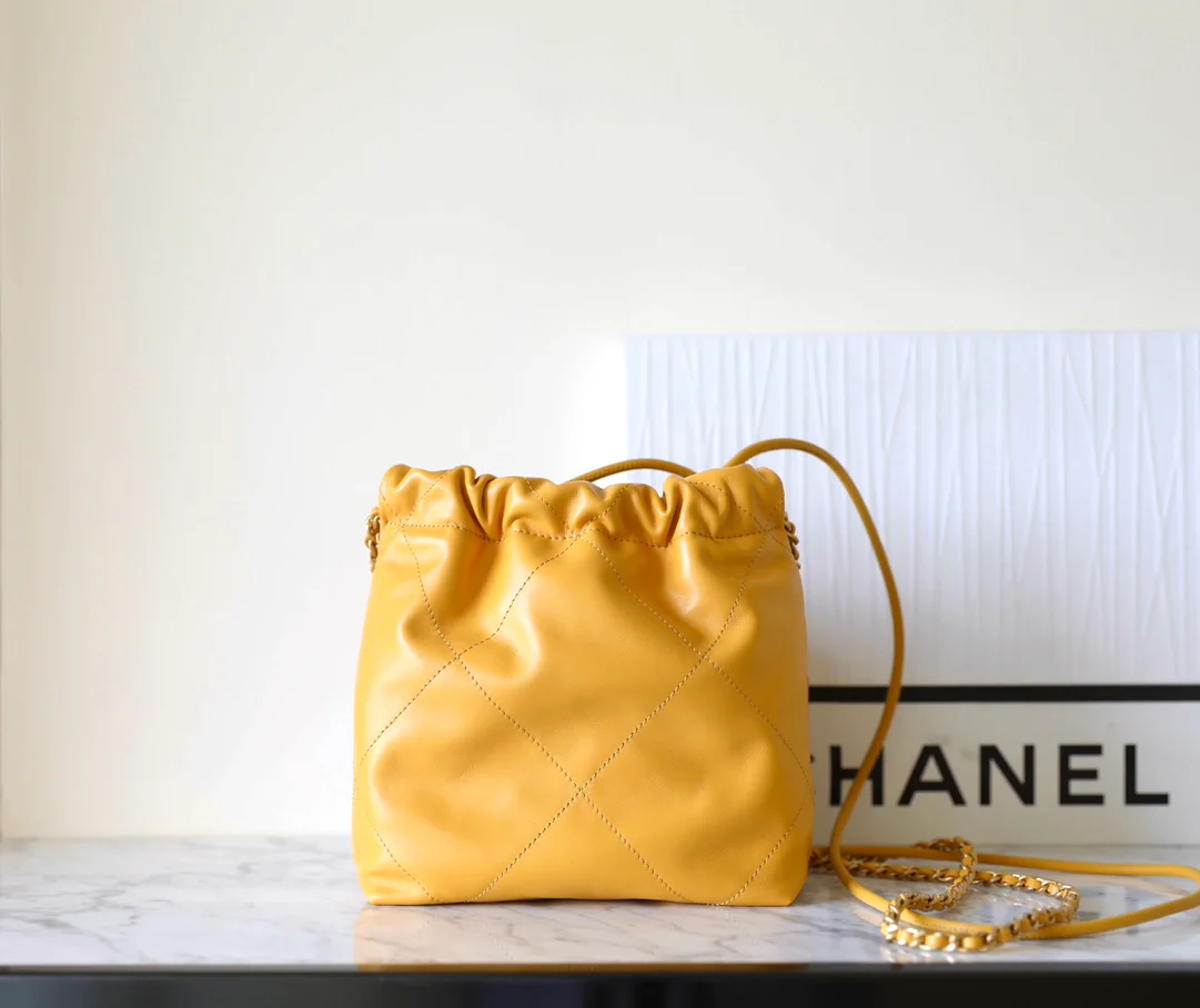 Мини-сумочка Chanel 22, кремово-желтая